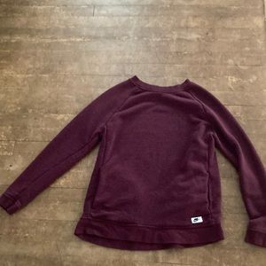 Women’s maroon nike crew neck with pockets